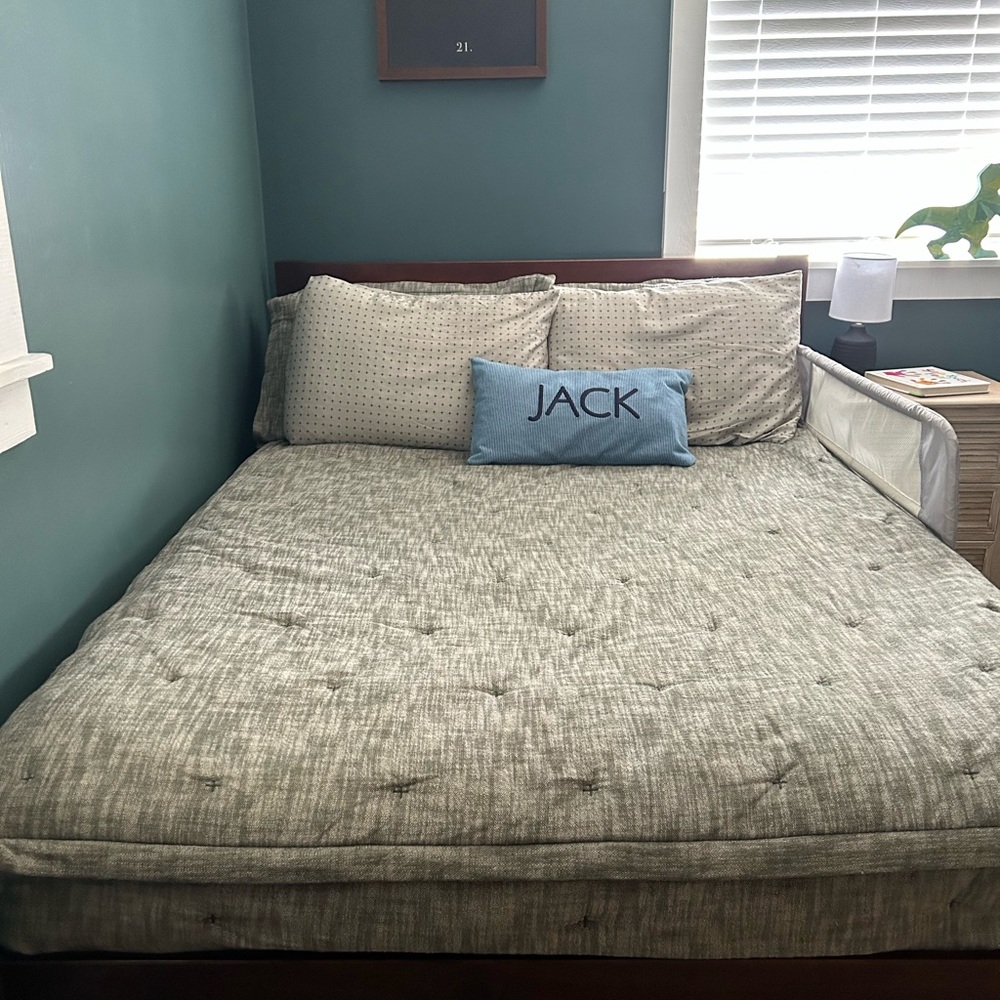 Beddys full size zipper bedding/sheets set. Cotton material.